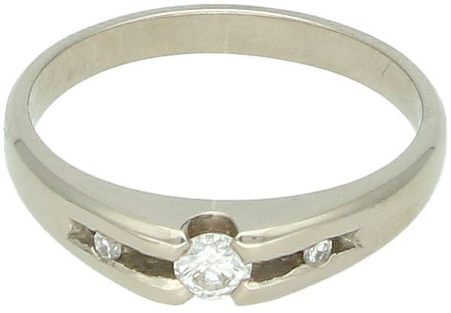 Złoty pierścionek 585 z białego złota z trzema diamentami 0,15 ct (SIW). Ponadczasowy wzór i certyfikat autentyczności w komplecie. Idealny na prezent lub zaręczyny.1.jpg